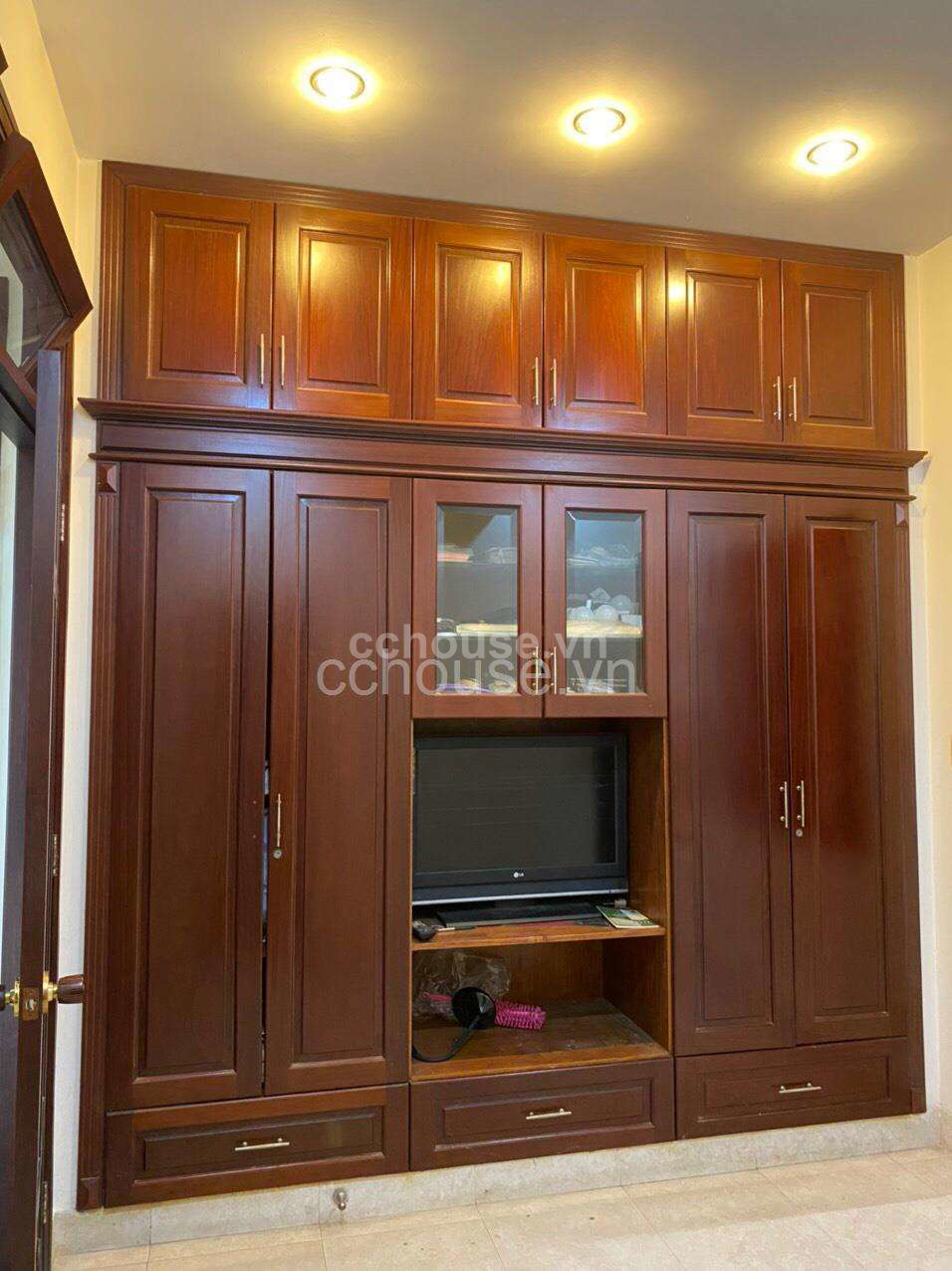 BIỆT THỰ NGAY  PHẠM VĂN HAI, GIÁP QUẬN 10 ngang Gần 5m