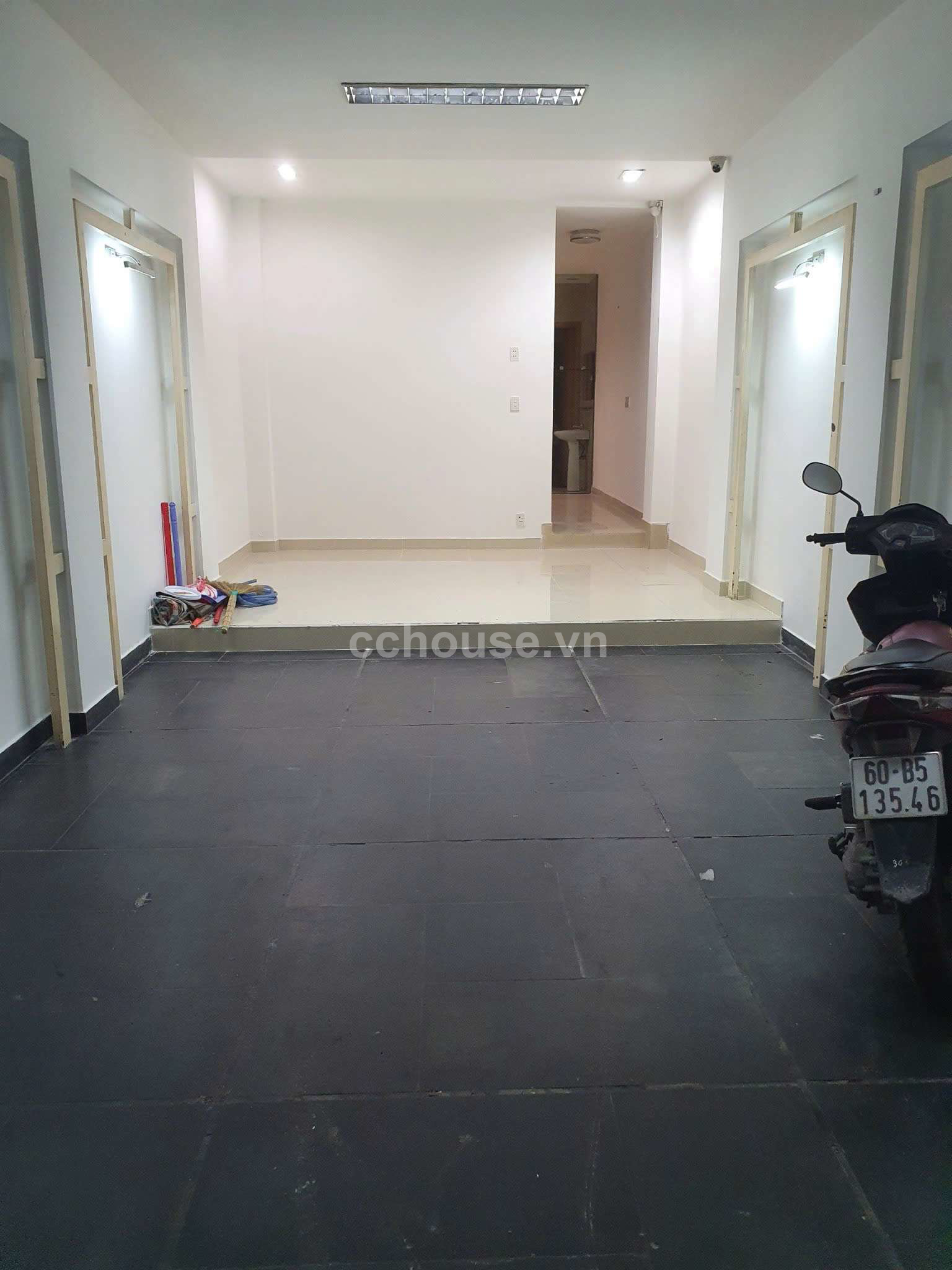 NHÀ ĐẸP NGAY TRUNG TÂM PHÚ NHUẬN, HXH ĐỔ NHỰA RỘNG 8M_DT 4m x 17m_DTCN 64.6m2 3 tầng ST