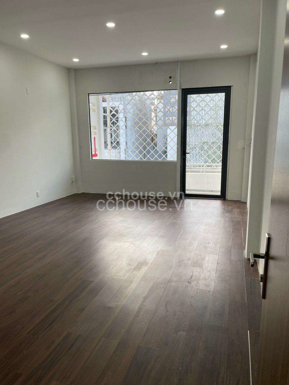 Nhà MT Vị Trí Đẹp Đường Lý Chính Thắng Quận 3_4 lầu DT sàn 302m2 HĐT 50tr/ tháng 