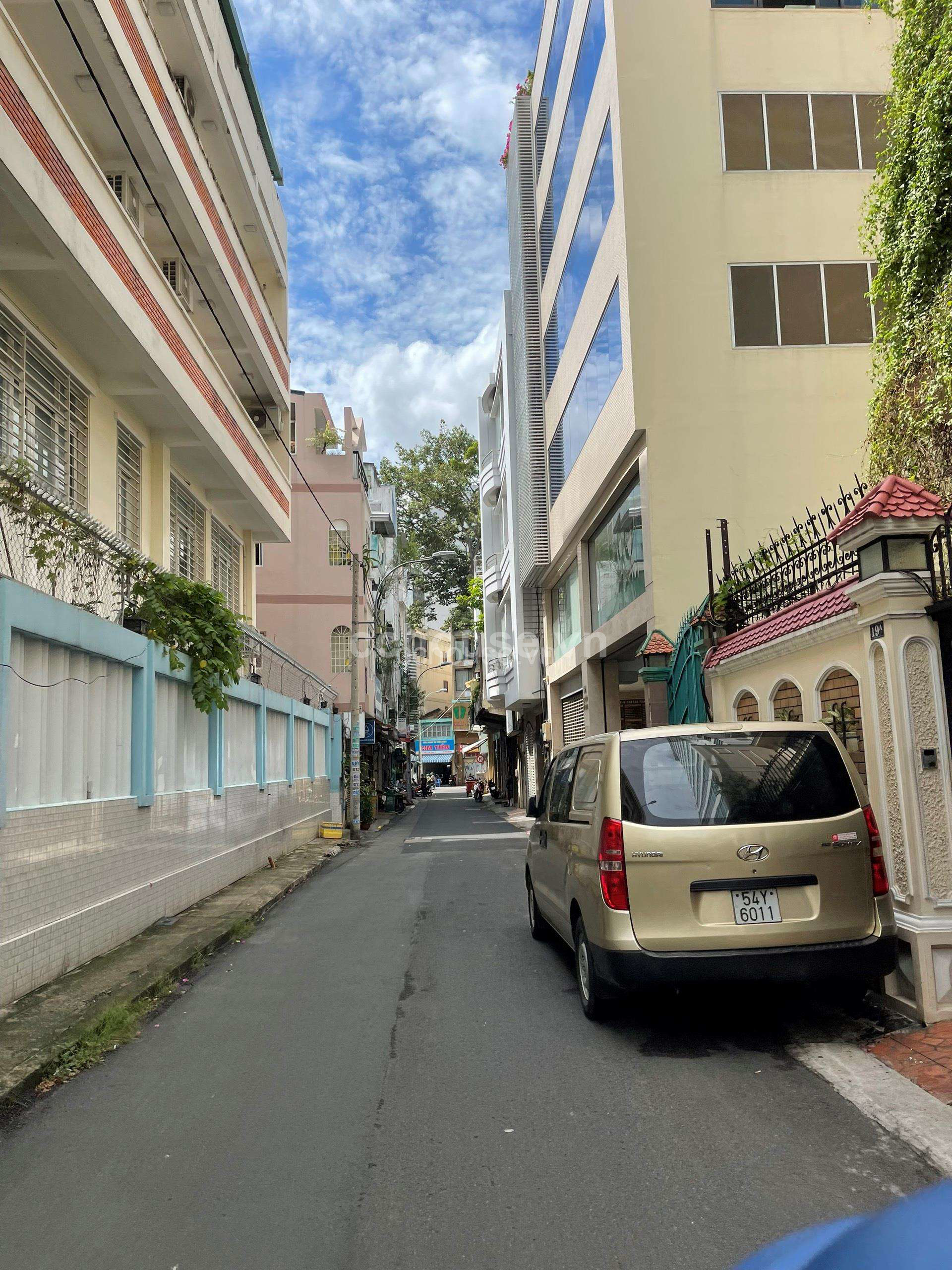 Ban-nha-khu-VIP-gan-cho-Ben-ThanhHem-Dang-Tran-Con-Ben-Thanh-Quan-1-id10220