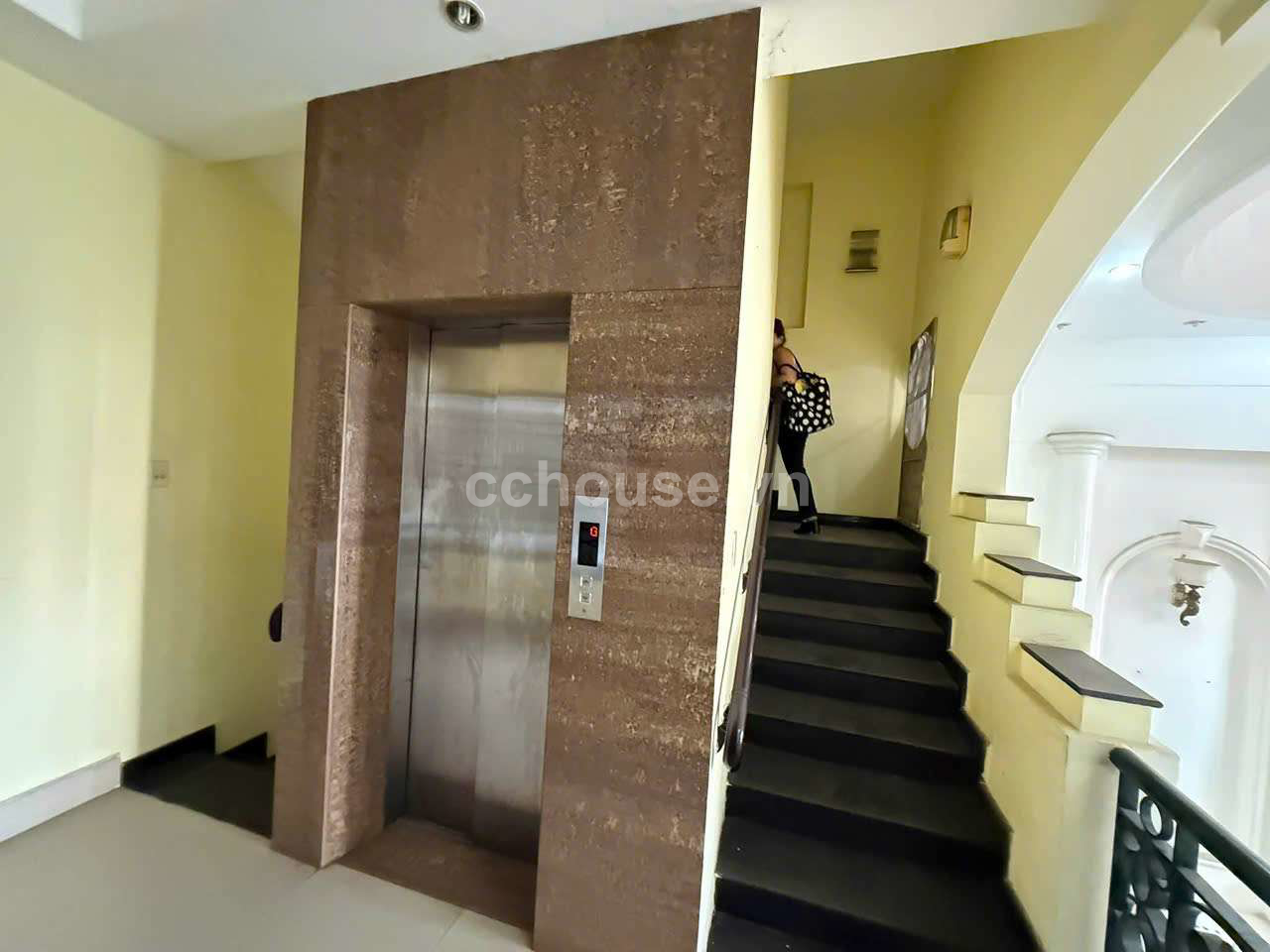 BÁN NHÀ MẶT TIỀN LỚN Đường Nam Kỳ Khởi Nghĩa Ngang 8m - Dài 25m - 1 trệt, 5 tầng - có thang máy.