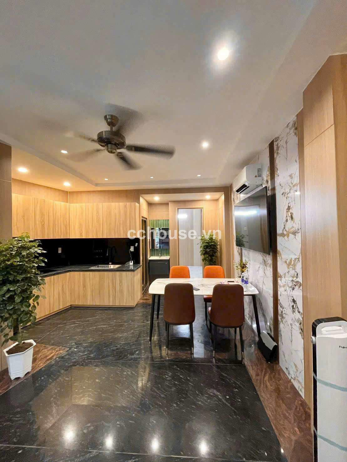 CHDV CAO CẤP CÁCH MẠNG THÁNG 8 PHƯỜNG 11 QUẬN 3.
( DT 6m X 10m, Trệt 3 lầu , Giá 9.3 tỷ