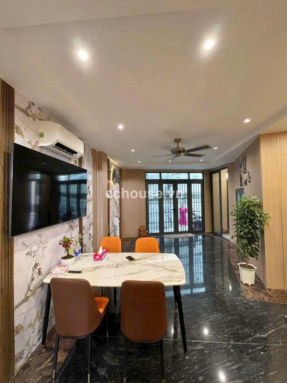 CHDV CAO CẤP CÁCH MẠNG THÁNG 8 PHƯỜNG 11 QUẬN 3.
( DT 6m X 10m, Trệt 3 lầu , Giá 9.3 tỷ