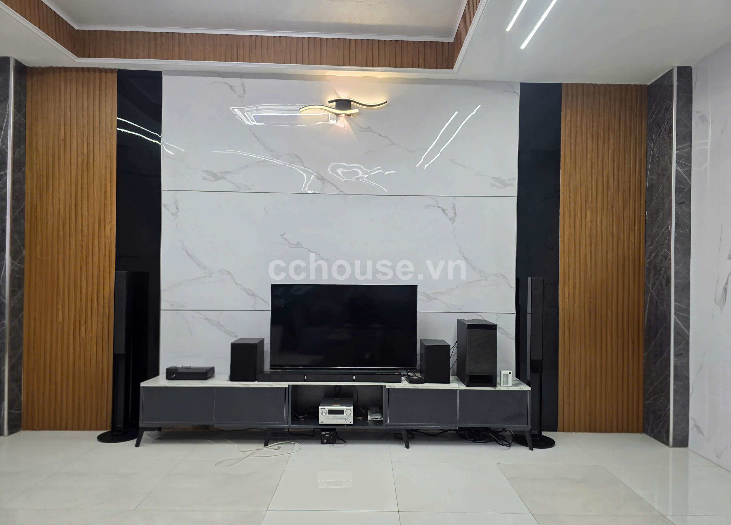 Hẻm 8m Lạc Long quân . P.5. Q11