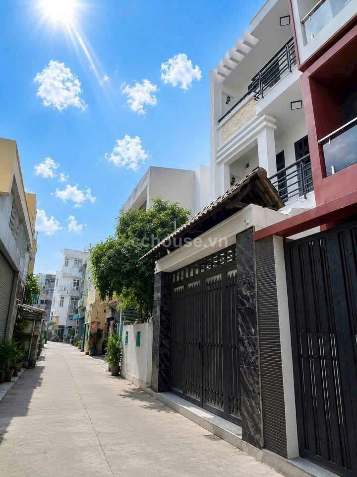 Duy nhất ngay lúc này cách mặt tiền vài bước chân .