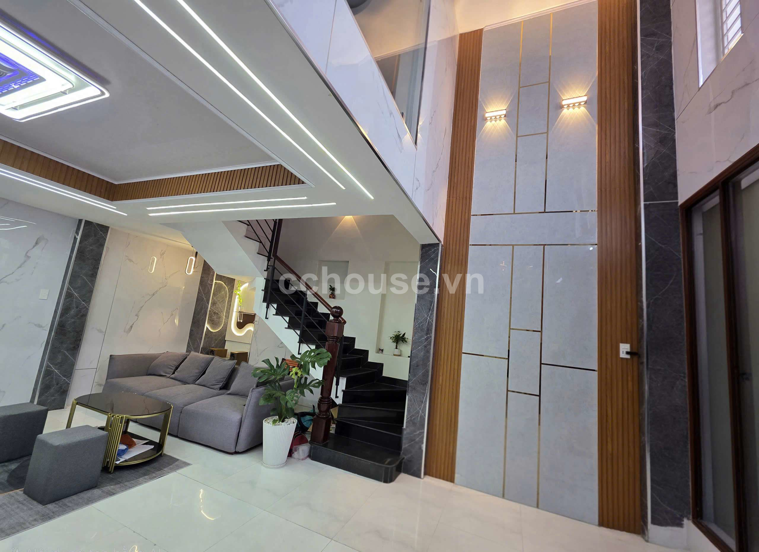 Hẻm 8m Lạc Long quân .Diện Tích : 5.5 x 10m. Kết cấu : 5 tầng. Giá : 8.7 tỷ