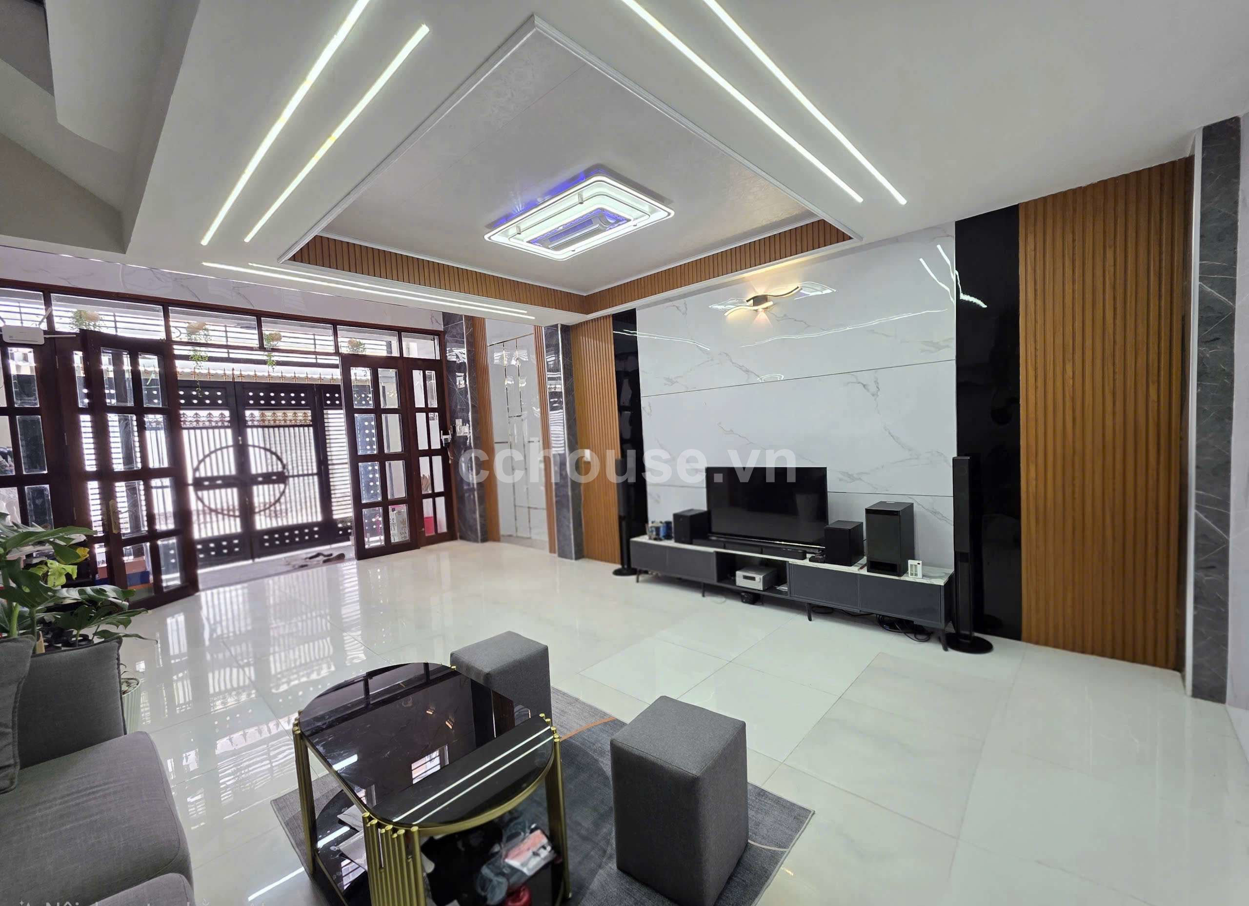 Hẻm 8m Lạc Long quân . P.5. Q11