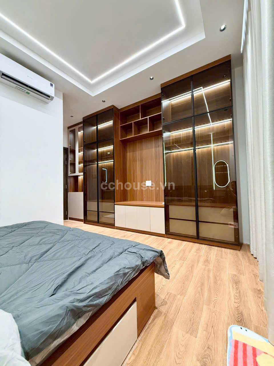 NHÀ SIÊU XINH HXH 6M HUỲNH VĂN BÁNH . Diện tích : 4.5 ❌15m. Kết cấu : 6 Tầng + Thang máy . Giá 17.9