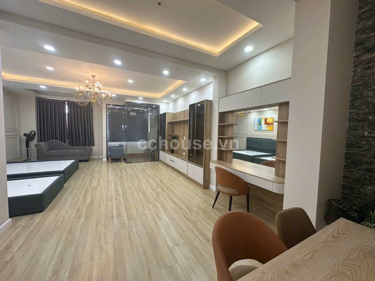 BIỆT THỰ HIẾM CÓ ĐƯỜNG PHẠM VIẾT CHÁNH QUẬN 1 
6M x 15M 1 TRỆT 5 LẦU THANG MÁY