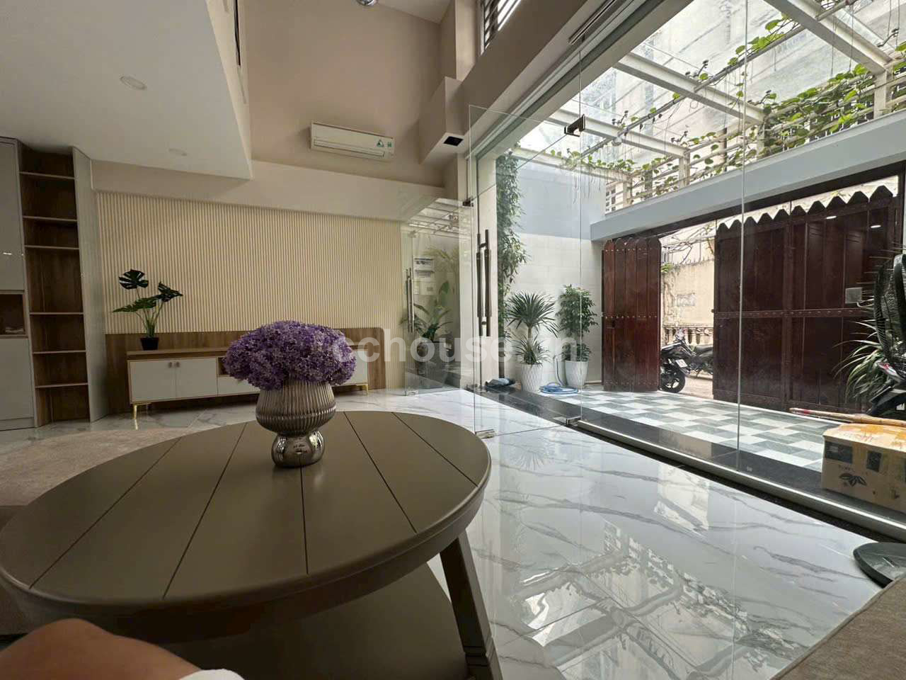 BIỆT THỰ HIẾM CÓ ĐƯỜNG PHẠM VIẾT CHÁNH QUẬN 1 
6M x 15M 1 TRỆT 5 LẦU THANG MÁY