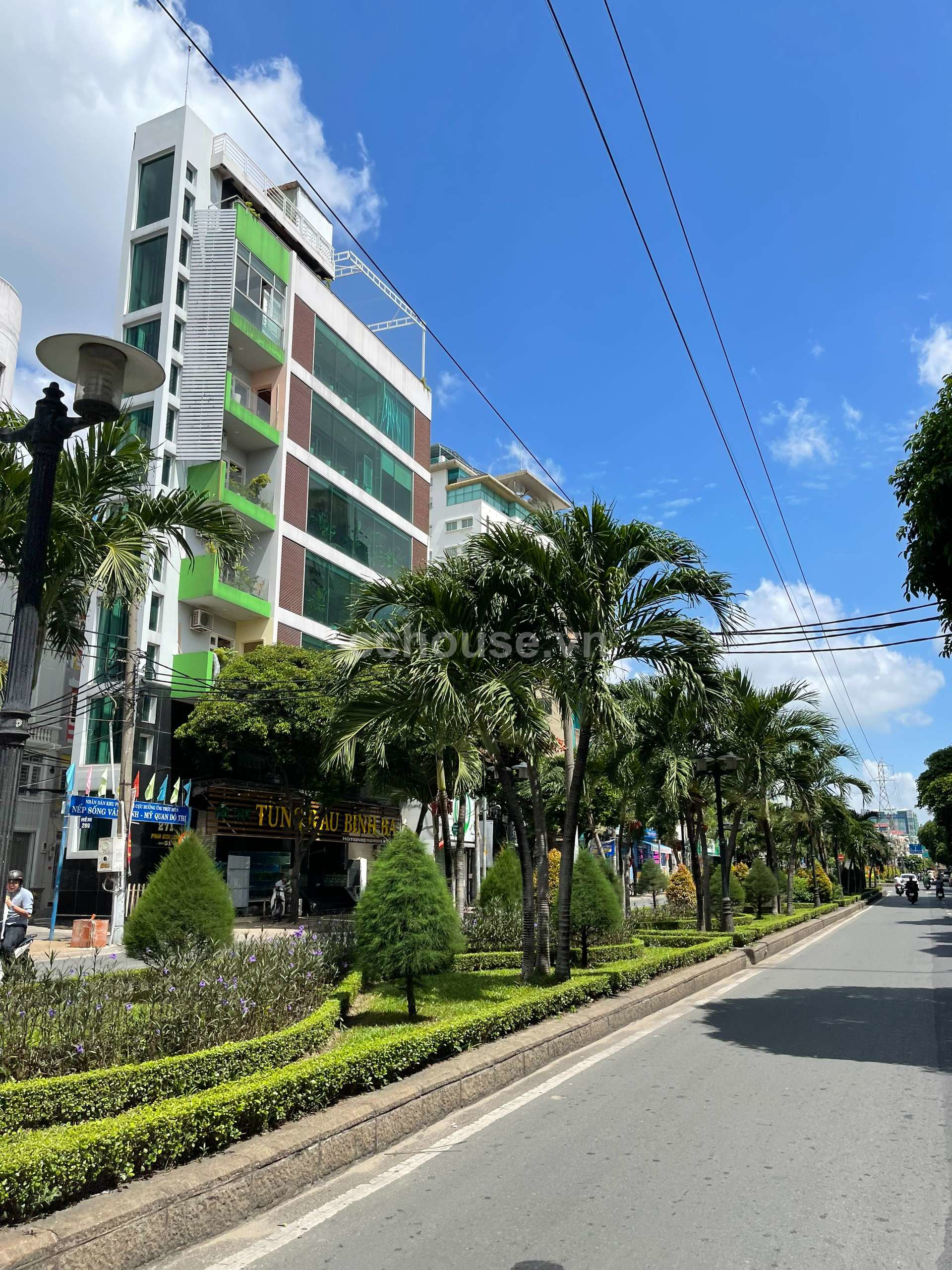 CẦN BÁN NHÀ MẶT TIỀN ĐƯỜNG LỚN PHAN XÍCH LONG, P. CẦU KIỆU - HẦM 6 TẦNG ( THANG MÁY )