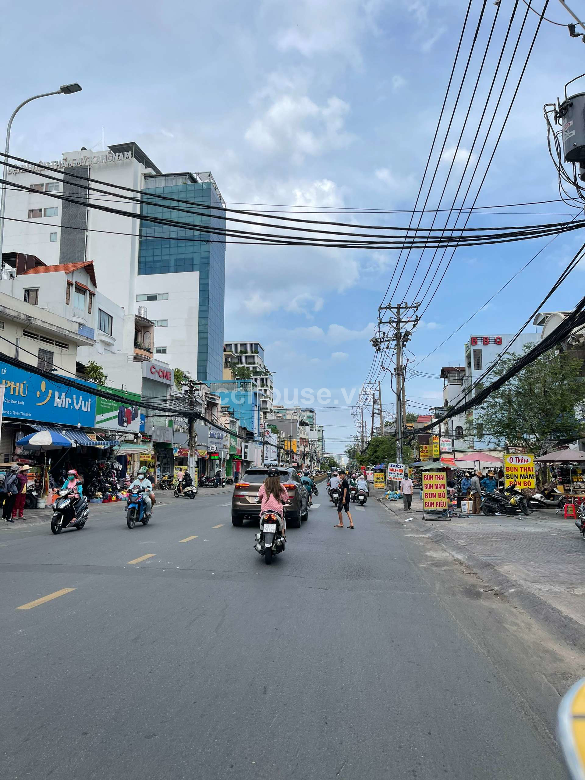 CHO THUÊ NHÀ MẶT TIỀN ĐƯỜNG CMT8; DT 4,2 X 15M; DTSD 189M2