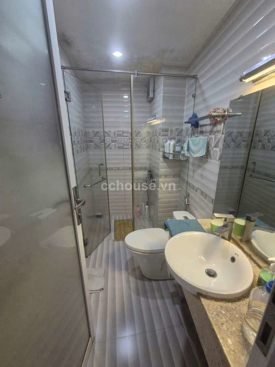 Hạ Giá Bán Nhanh Cách Mặt Tiền Vài Bước Chân. Q1