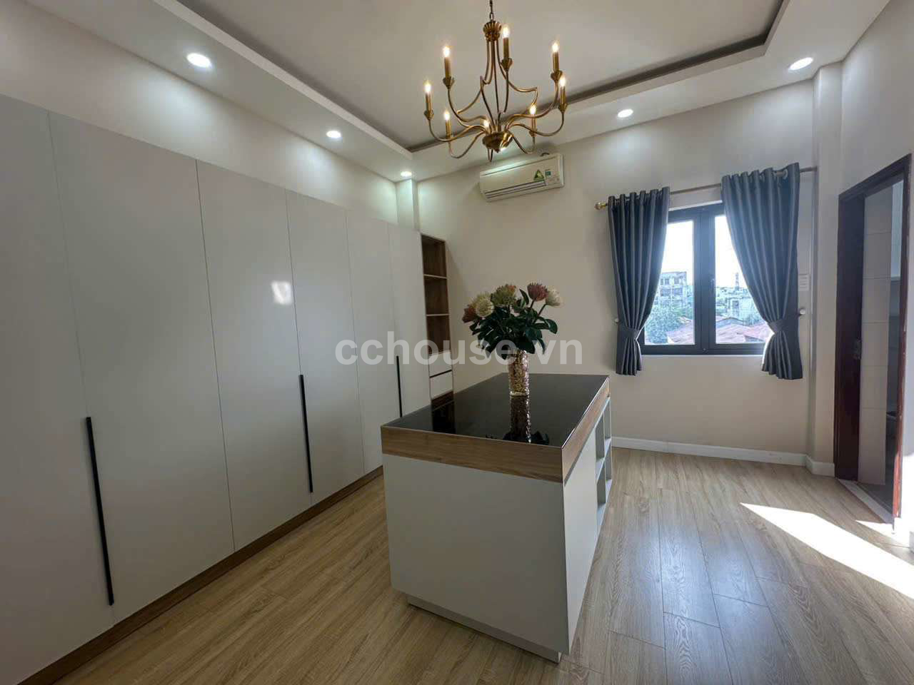 BIỆT THỰ HIẾM CÓ ĐƯỜNG PHẠM VIẾT CHÁNH QUẬN 1 
6M x 15M 1 TRỆT 5 LẦU THANG MÁY