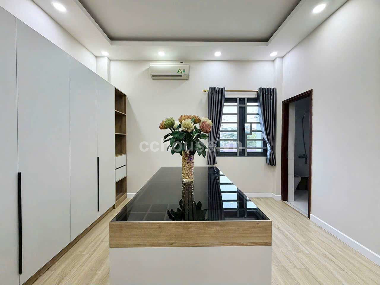 BIỆT THỰ HIẾM CÓ ĐƯỜNG PHẠM VIẾT CHÁNH QUẬN 1 
6M x 15M 1 TRỆT 5 LẦU THANG MÁY