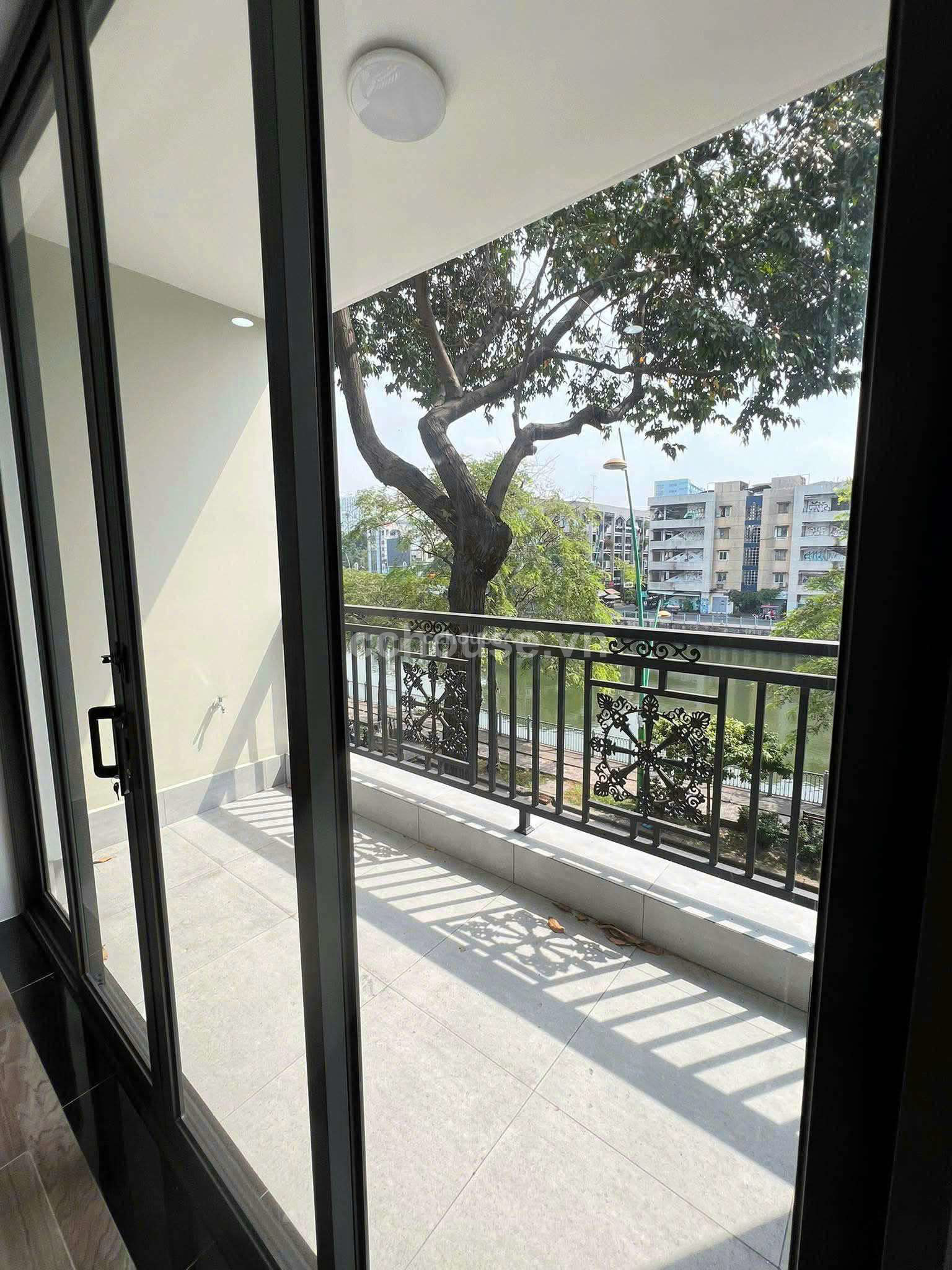 NHÀ 7 TẦNG THANG MÁY MẶT TIỀN TRƯỜNG SA P13 QUẬN 3 - HUỚNG ĐÔNG NAM- NHÀ NỞ HẬU - VIEW SÔNG