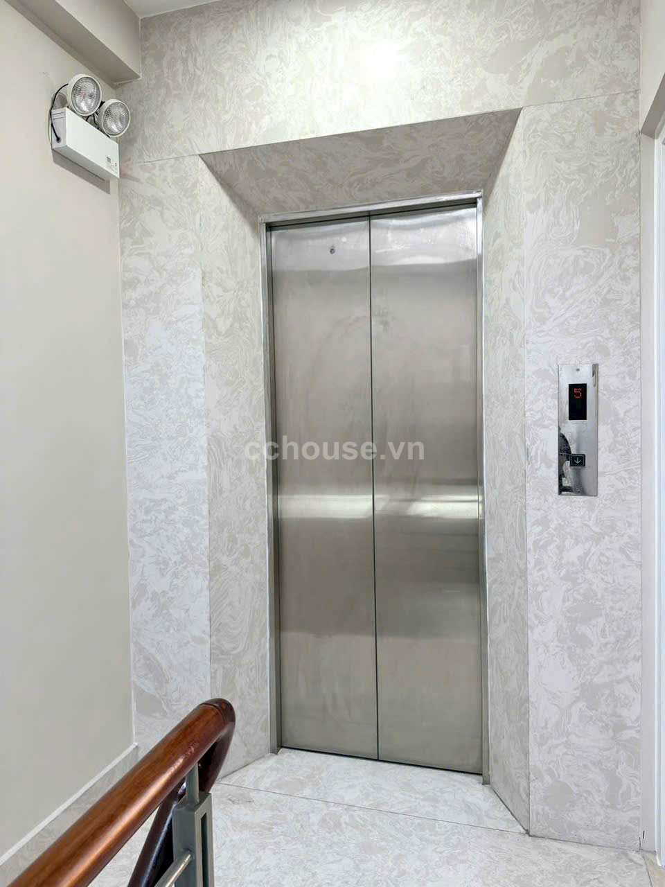 BIỆT THỰ HIẾM CÓ ĐƯỜNG PHẠM VIẾT CHÁNH QUẬN 1 
6M x 15M 1 TRỆT 5 LẦU THANG MÁY