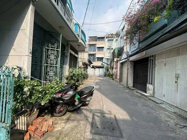 Bán nhà 2  tầng hẻm rộng chưa qua đầu tư ngay Cách Mạng Tháng Tám Giá 8,x Tỷ