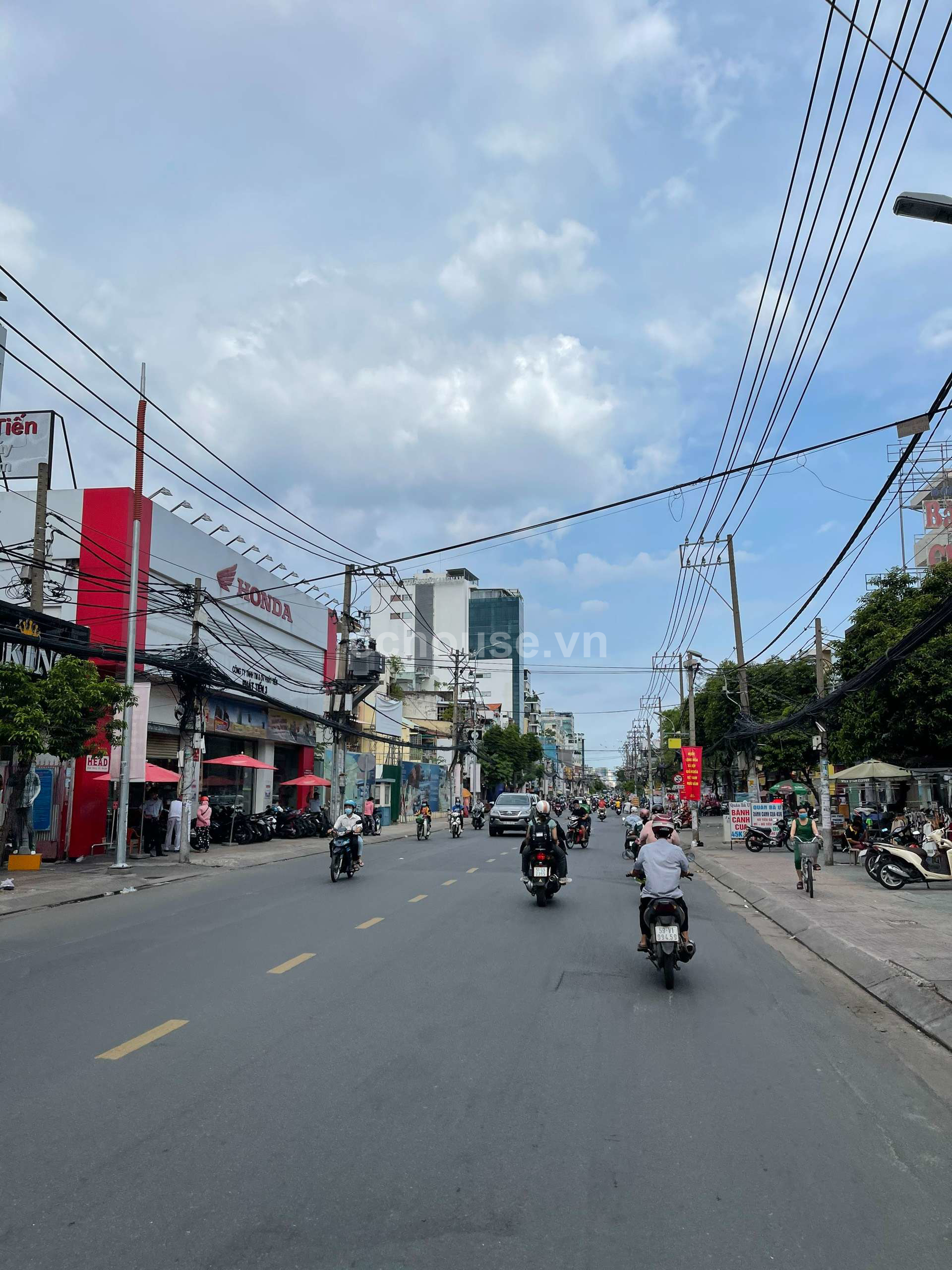 CHO THUÊ NHÀ MẶT TIỀN ĐƯỜNG CMT8; DT 4,2 X 15M; DTSD 189M2
