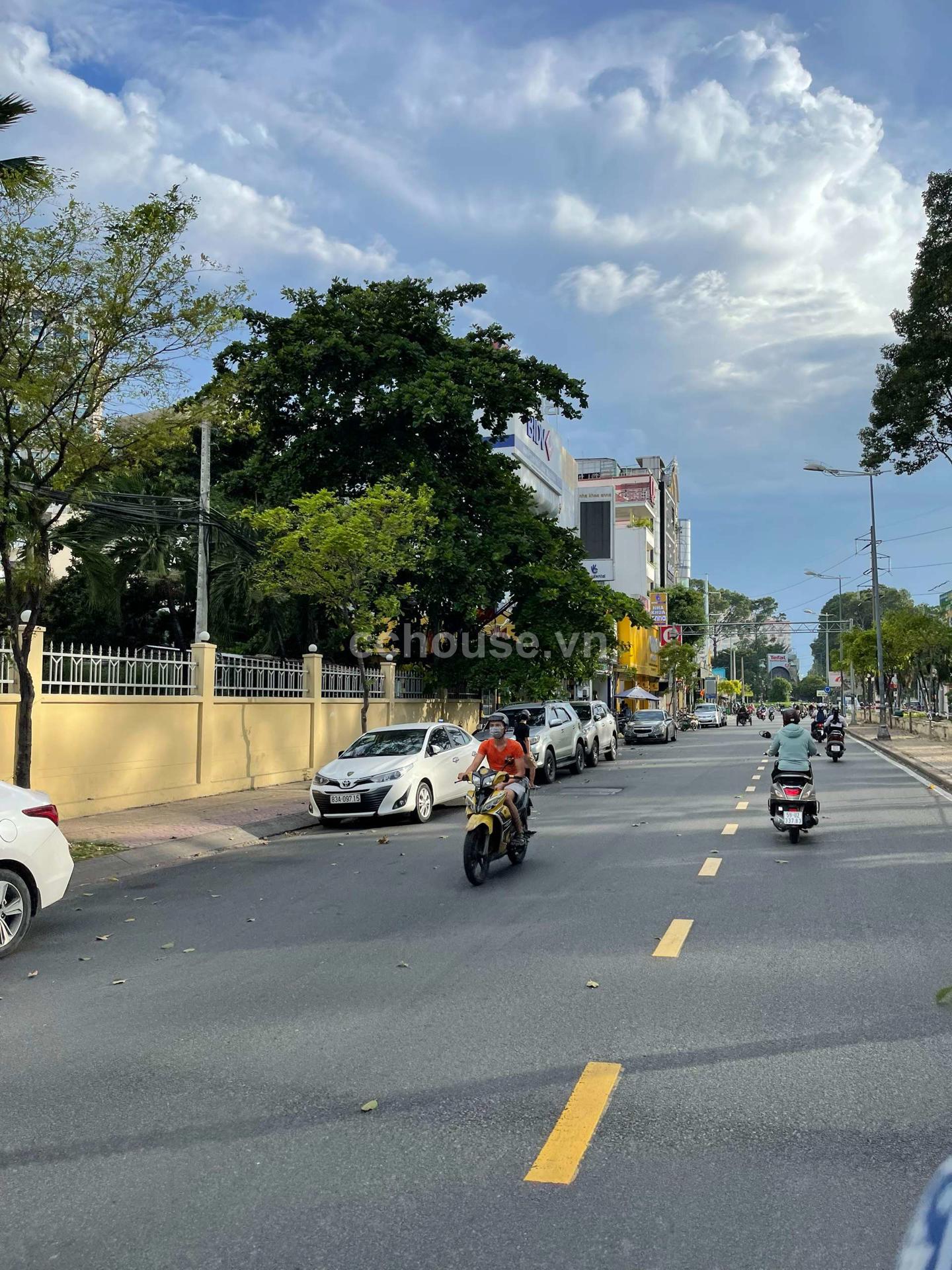 KHU TRUNG TÂM QUẬN 1 - PHẠM VIẾT CHÁNH DT 8.15 x 37.3m - HĐT 297tr / tháng - 250 TỶ
