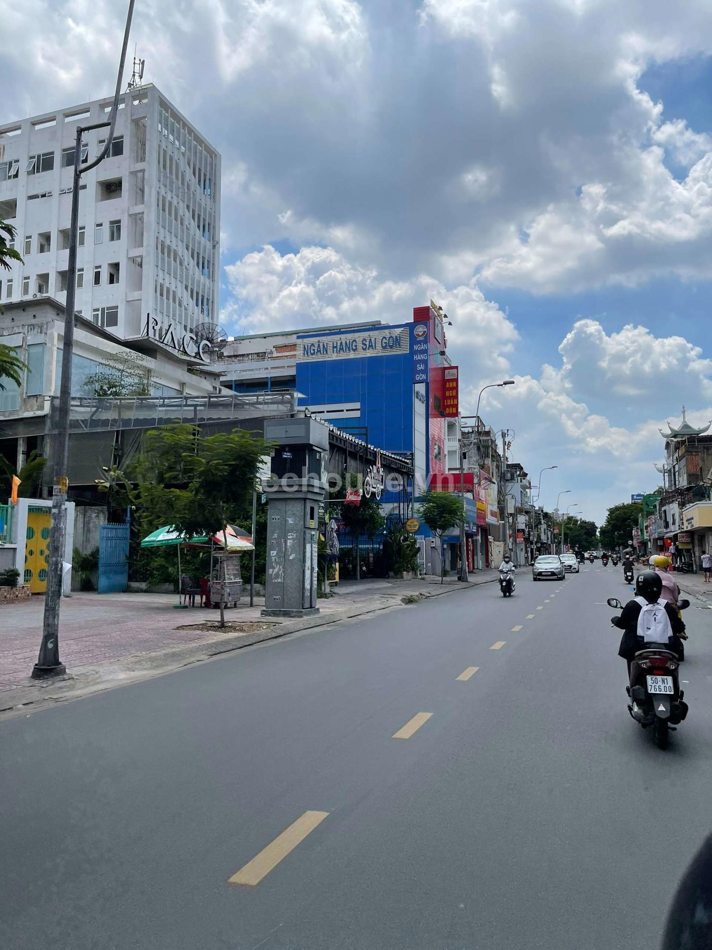 Chính chủ cần bán nhà 3 mặt tiền Lê Văn Sỹ, Phường 14, Quận 3