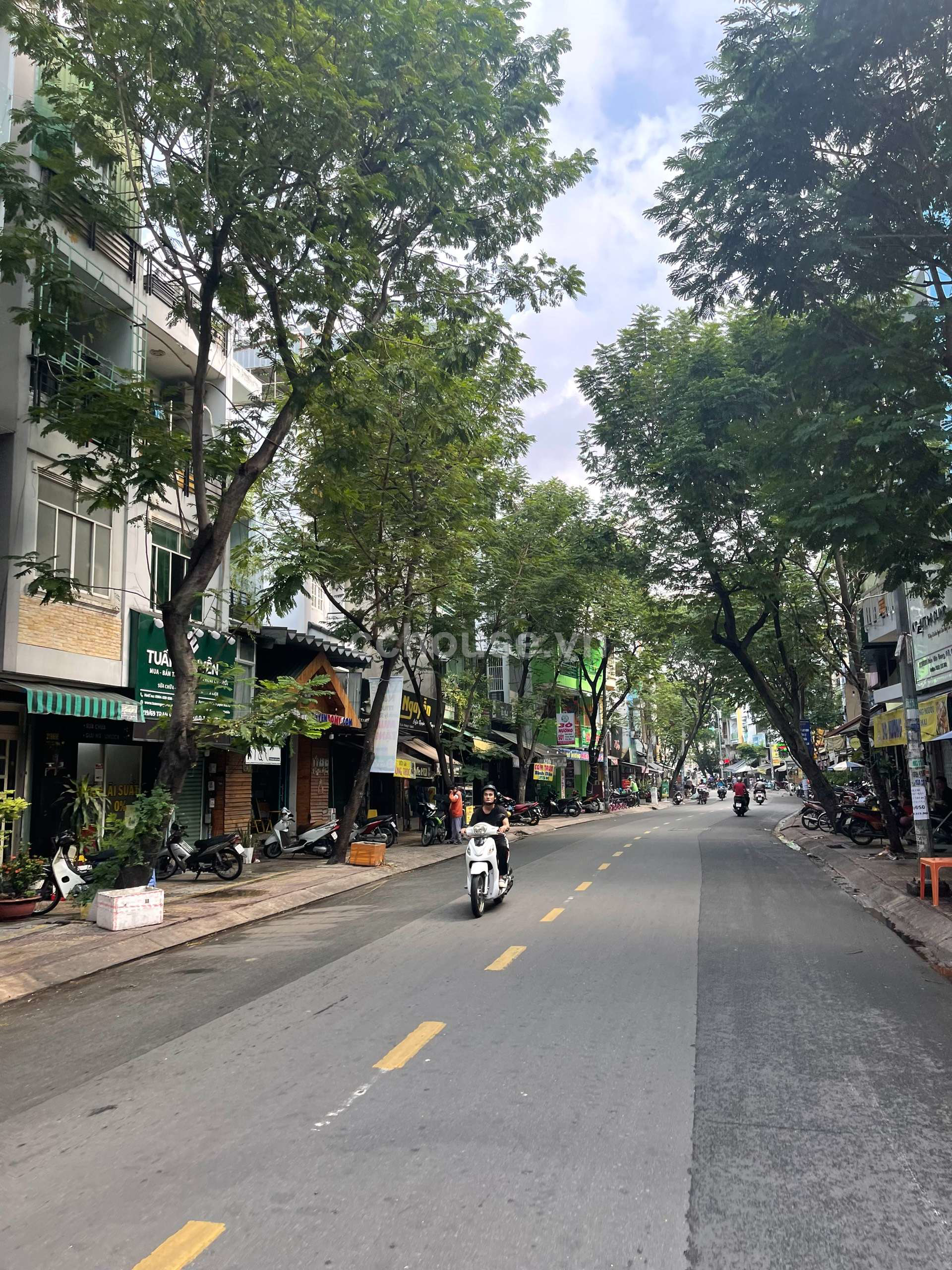 NHÀ 3 LẦU ĐẸP NGAY MT ĐỖ THỊ LỜI, Q.3 - DT: 3,9m x 15m - HĐT 45 triệu/tháng