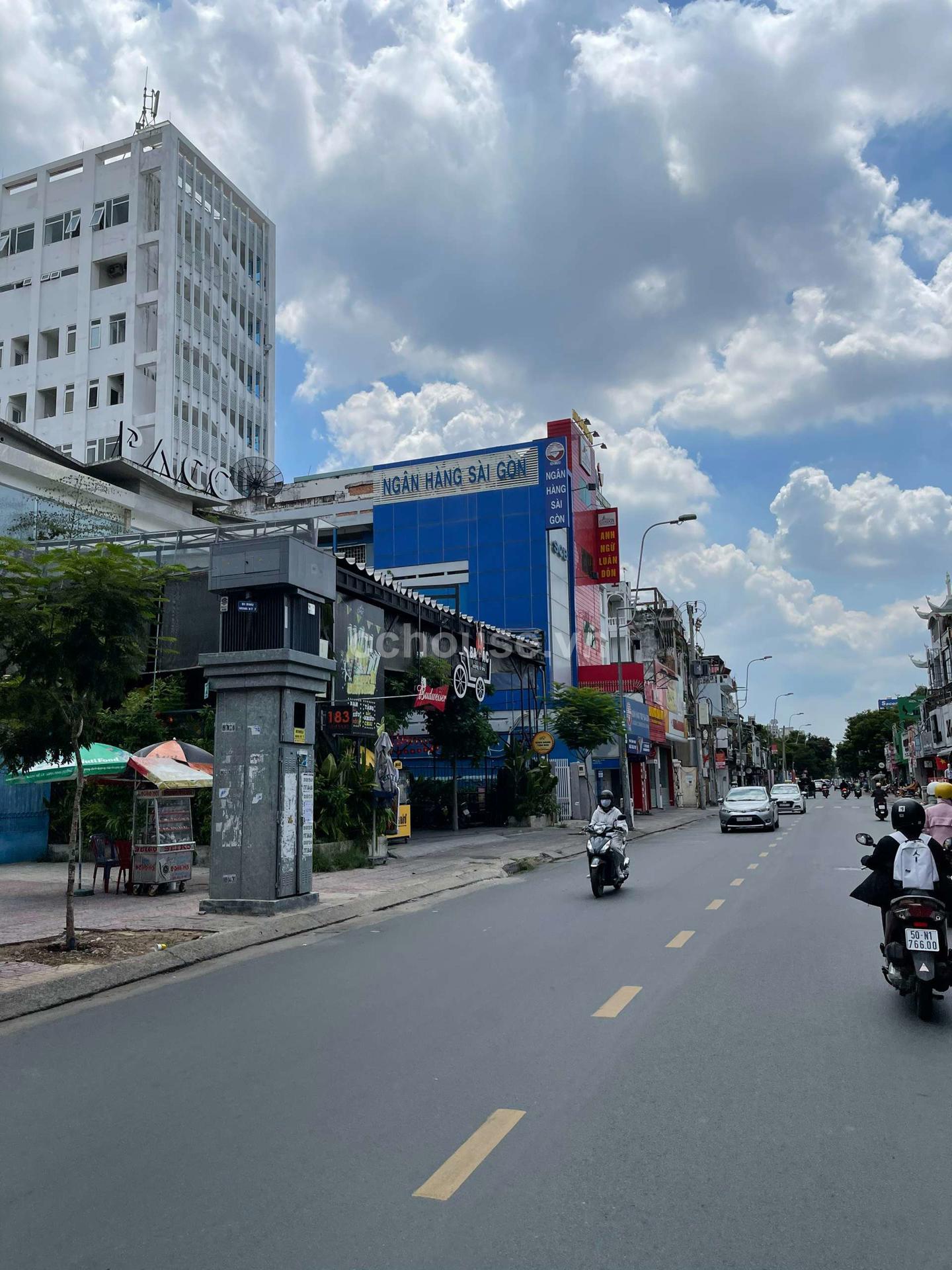Chính chủ cần bán nhà 3 mặt tiền Lê Văn Sỹ, Phường 14, Quận 3