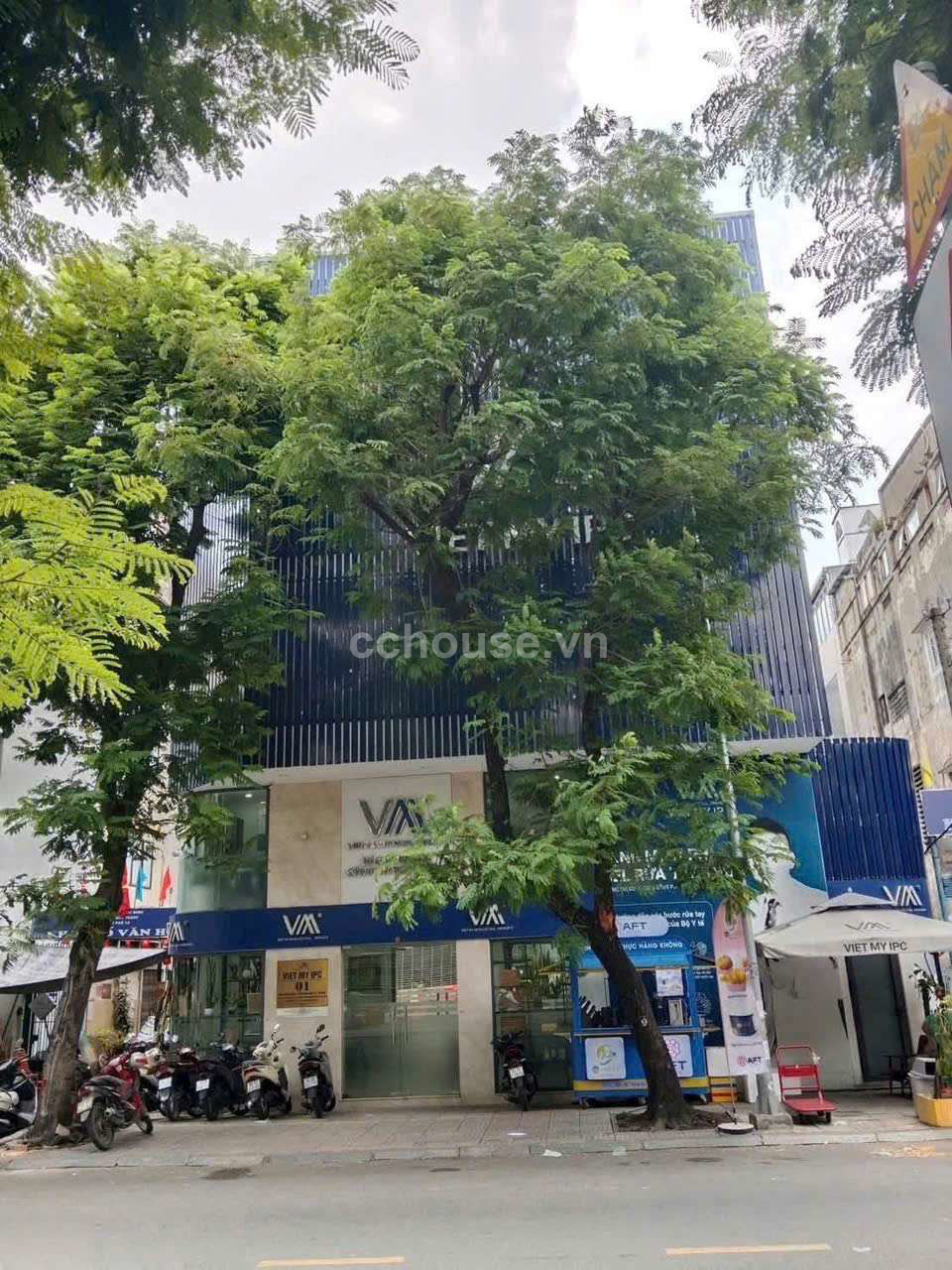 TOÀ NHÀ GÓC 3 MẶT TIỀN ĐẮC ĐỊA NGAY CHỢ BẾN THÀNH – QUẬN 1 – NGANG 13.5M HĐT : 80 TRIỆU