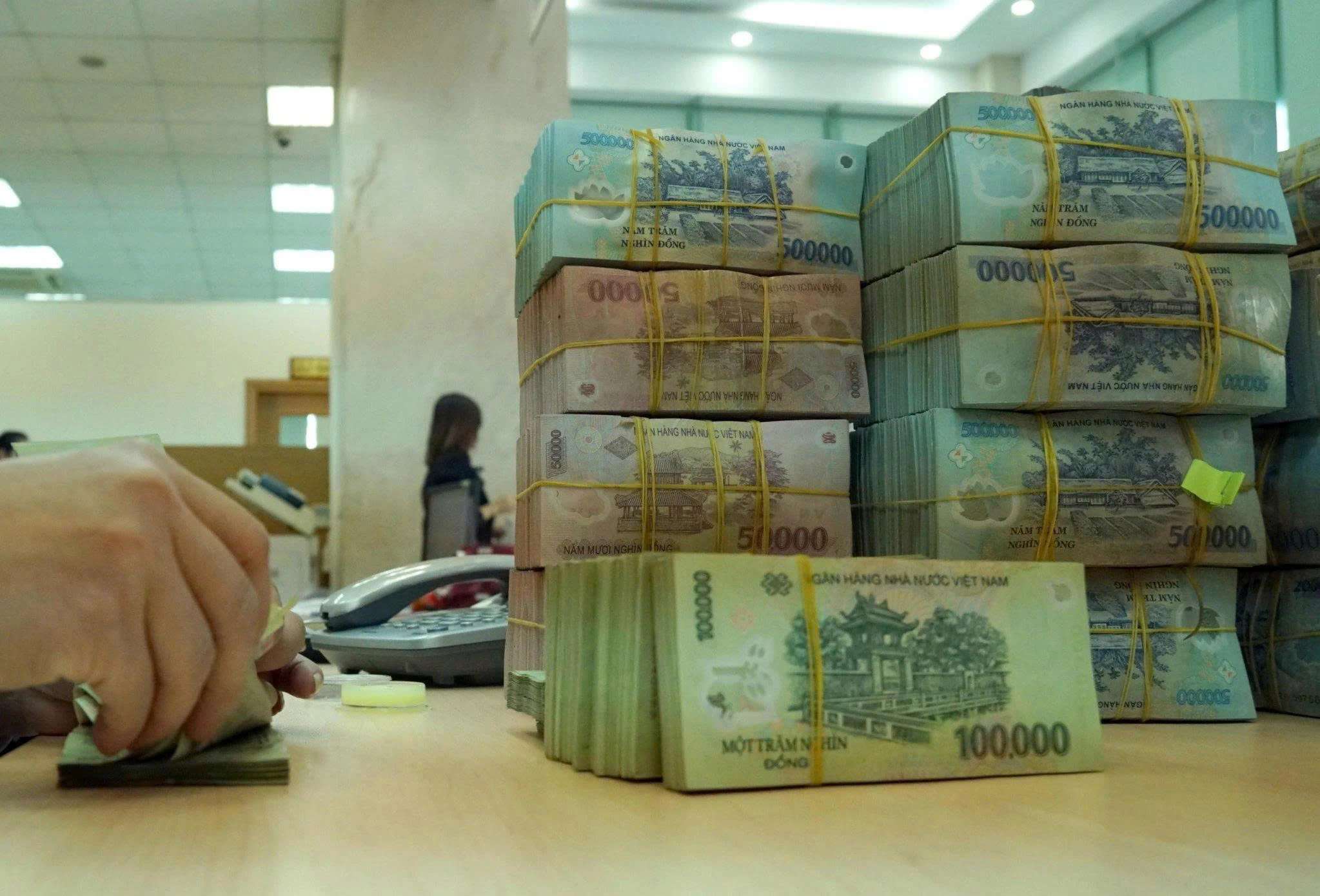 Người vừa có thu nhập từ tiền lương, tiền công và vừa có thu nhập từ kinh doanh thì thực hiện khai thuế riêng cho từng nguồn thu nhập.