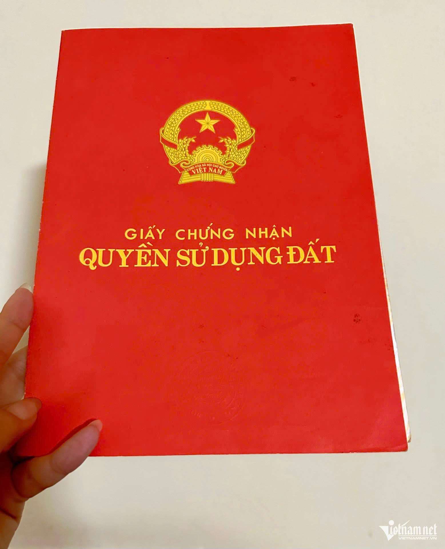 Việc đính chính giấy chứng nhận (sổ đỏ) đã cấp được quy định tại khoản 1 Điều 152 của Luật Đất đai năm 2024.