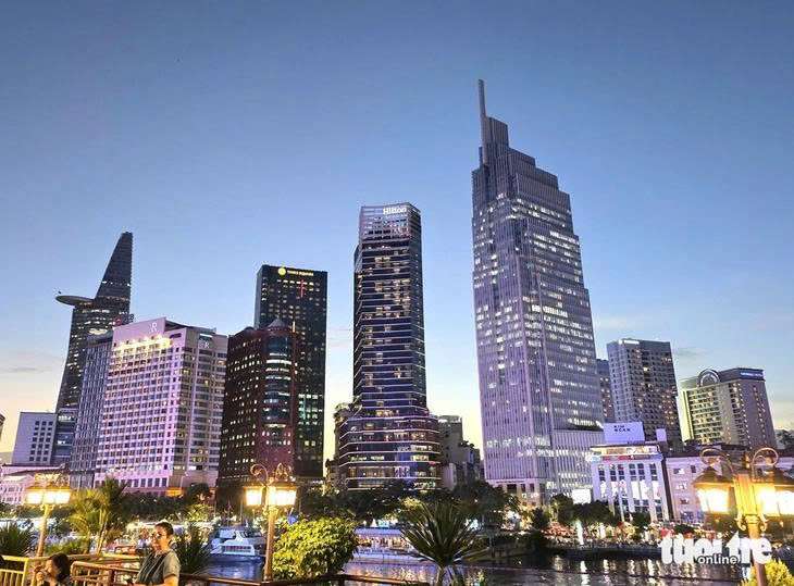 Quy mô lớn và dòng vốn mạnh nhưng thị trường bất động sản (BĐS) Việt Nam vẫn vận hành trong bối cảnh thiếu một hệ thống dữ liệu giá và giao dịch được chuẩn hóa. Khi thông tin thị trường phân tán và khó truy xuất, quá trình định giá tài sản, đánh giá rủi ro và ra quyết định đầu tư đều đối mặt với nhiều hạn chế.