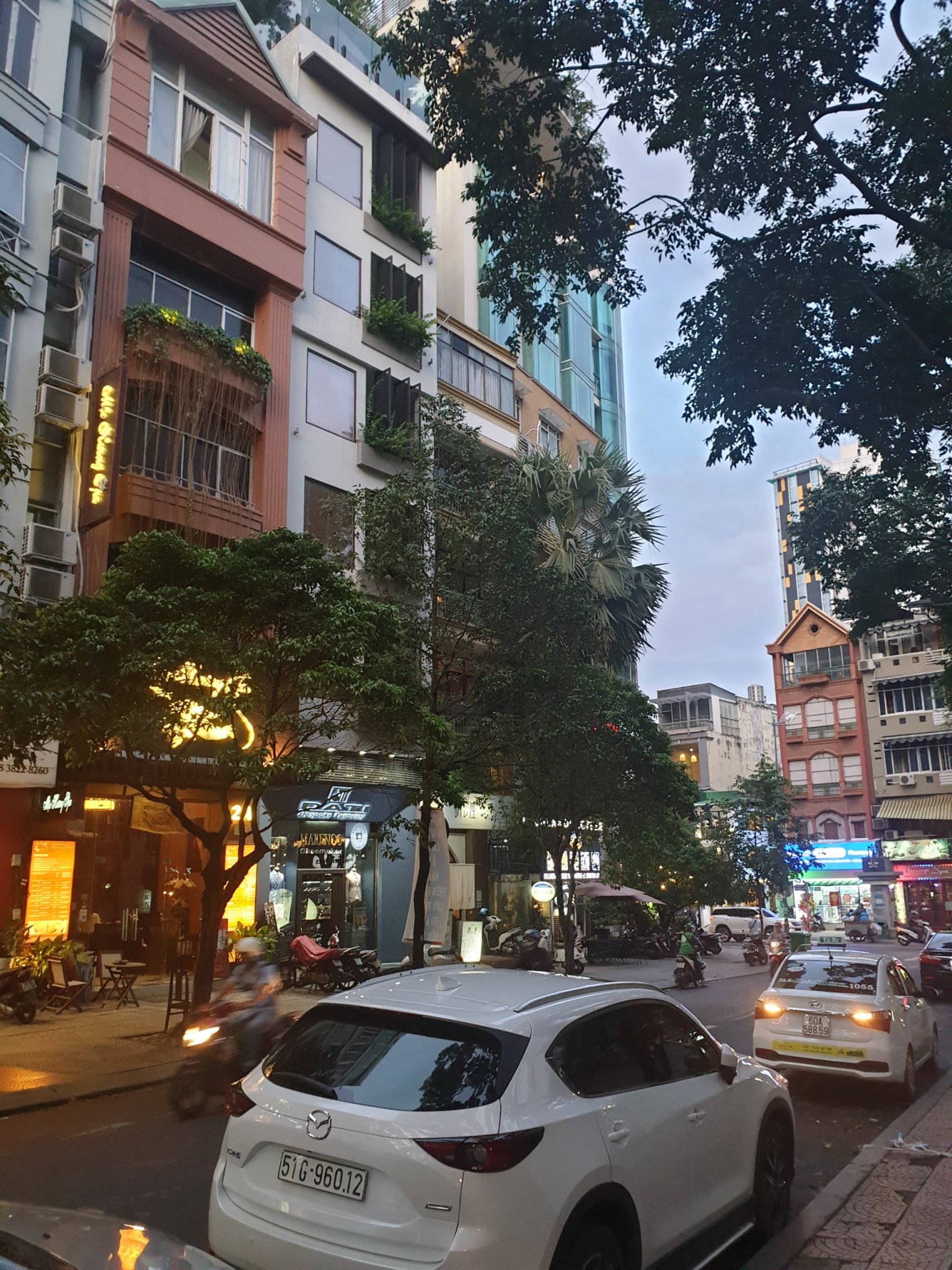 Mặt Tiền Chu Mạnh Trinh ( Lê Thánh Tôn ), P. Bến Nghé, Quận 1