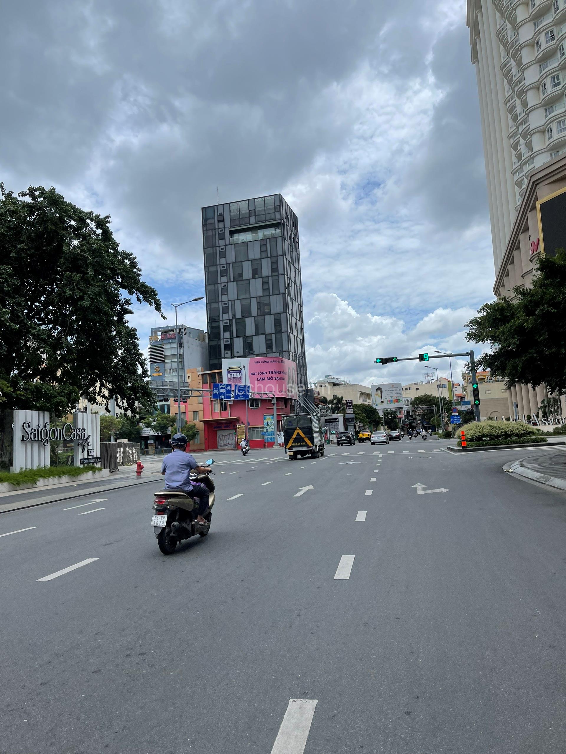 Chuyển nhượng tòa nhà 13 Tầng mặt tiền 111 Lý Chính Thắng , ngay ngã tư với Nam Kỳ Khởi Nghĩa.