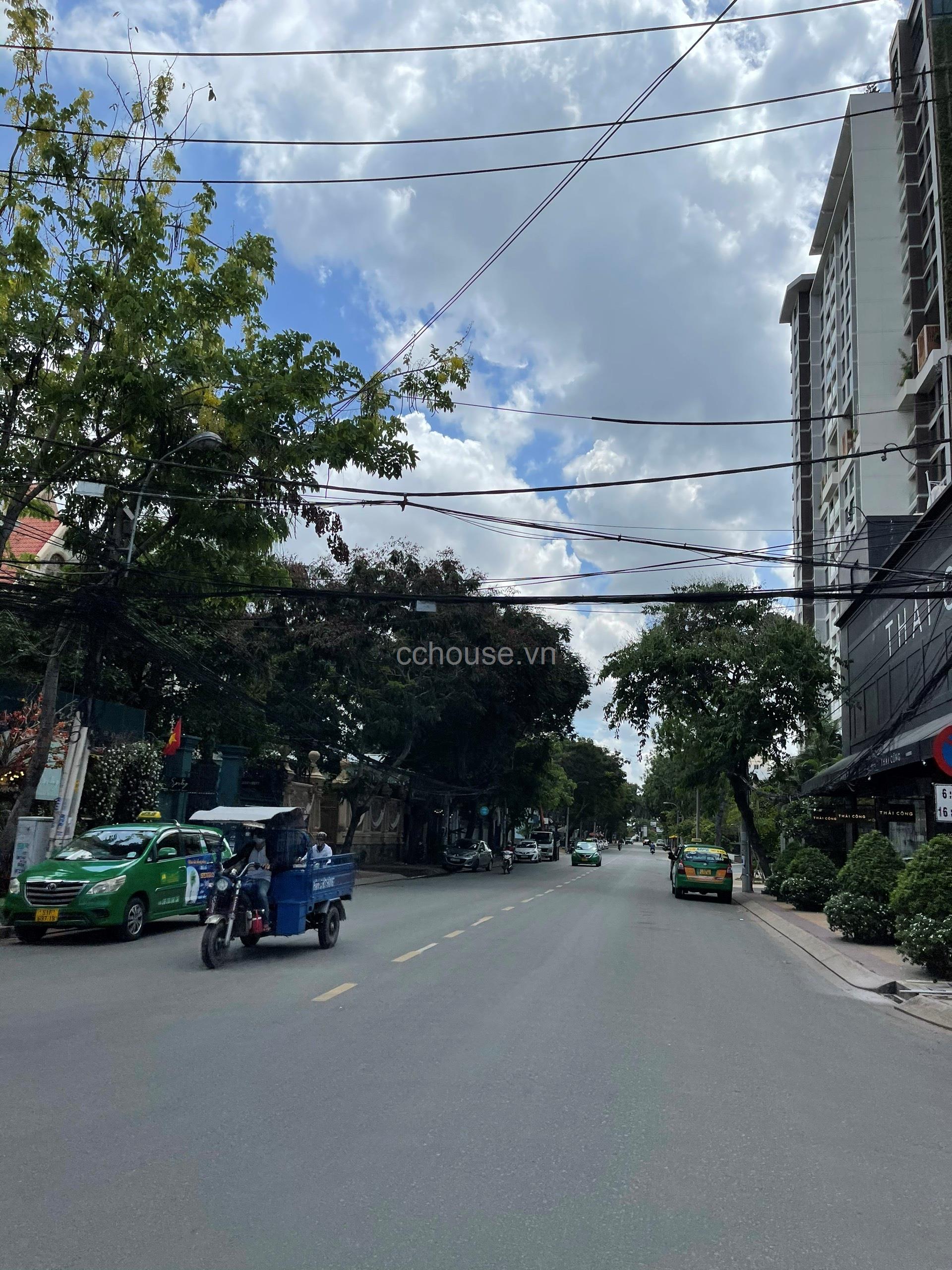 Cho thuê nhà nguyên căn, căn góc MT hẻm Nguyễn Văn Hưởng. DT: 9.2m x 8.4m. Phường Thảo Điền, Quận 2