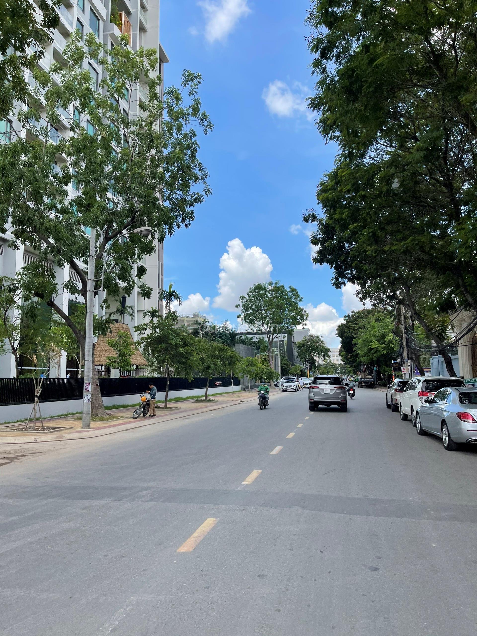Cho thuê nhà nguyên căn, căn góc MT hẻm Nguyễn Văn Hưởng. DT: 9.2m x 8.4m. Phường Thảo Điền, Quận 2