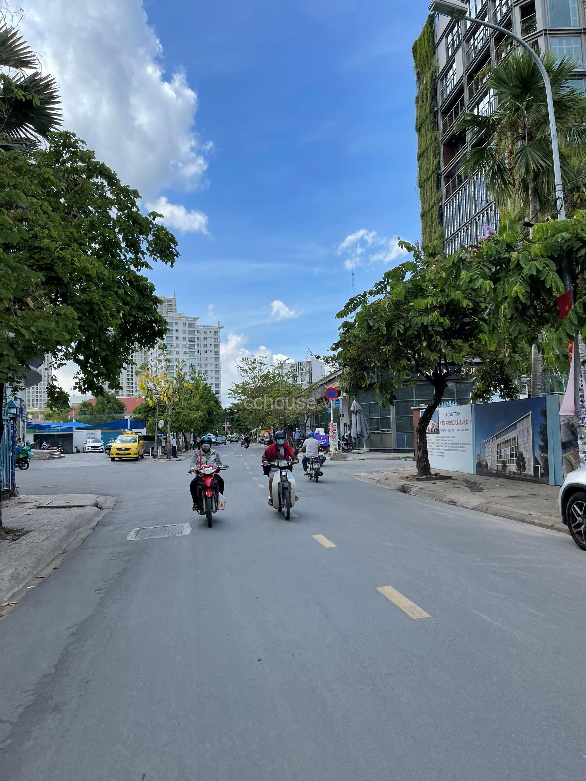 Cho thuê nhà nguyên căn, căn góc MT hẻm Nguyễn Văn Hưởng. DT: 9.2m x 8.4m. Phường Thảo Điền, Quận 2