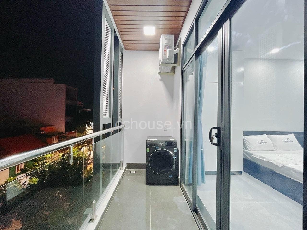 Bán tòa nhà MT Lý Chính Thắng, Q3. DT 4.35x27m, 8 tầng thang máy