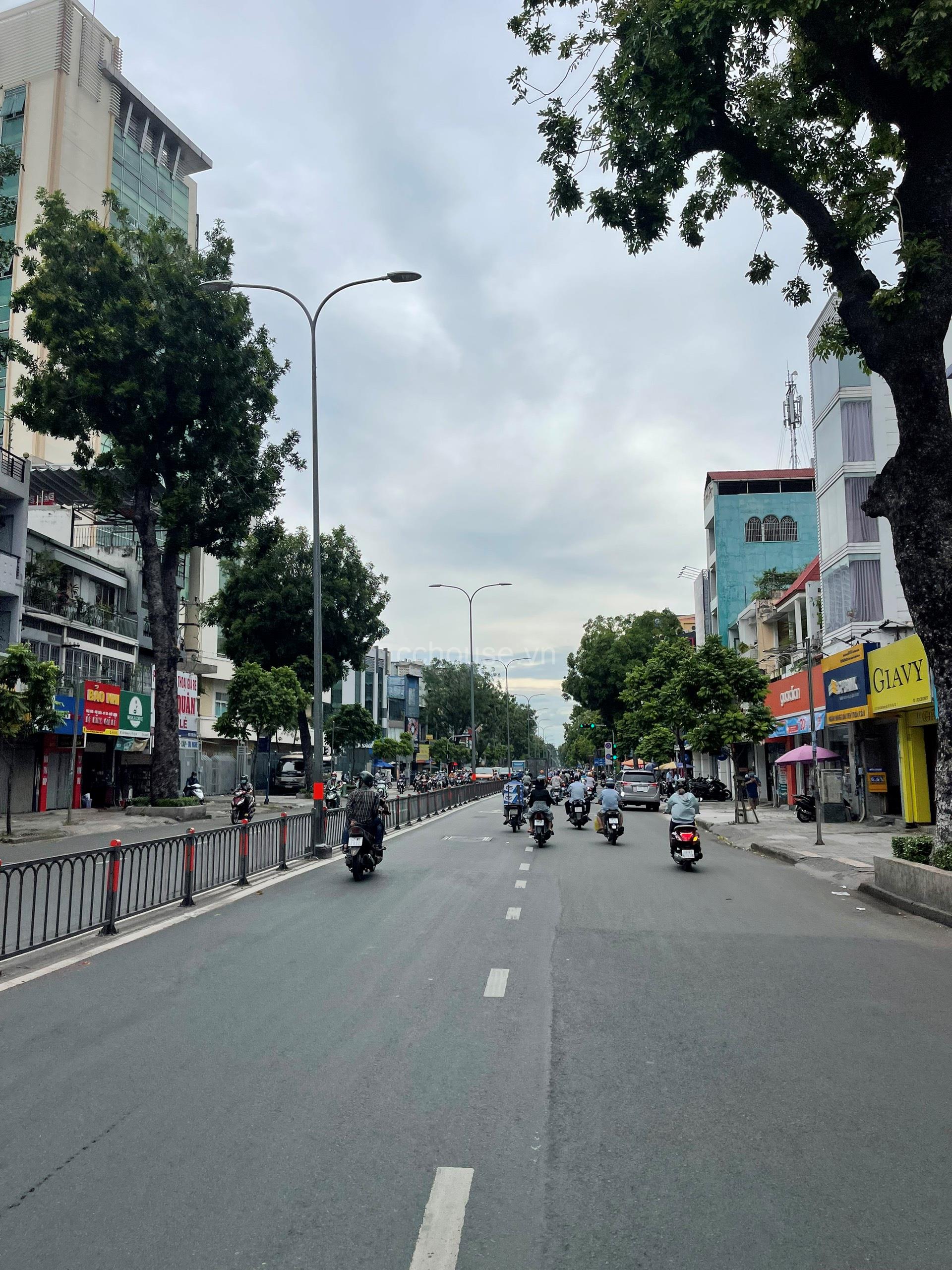 Cho thuê nhà NCMT 3/2, P14, Q10. DT 4.5x29m, 5 tầng (2 cầu thang)