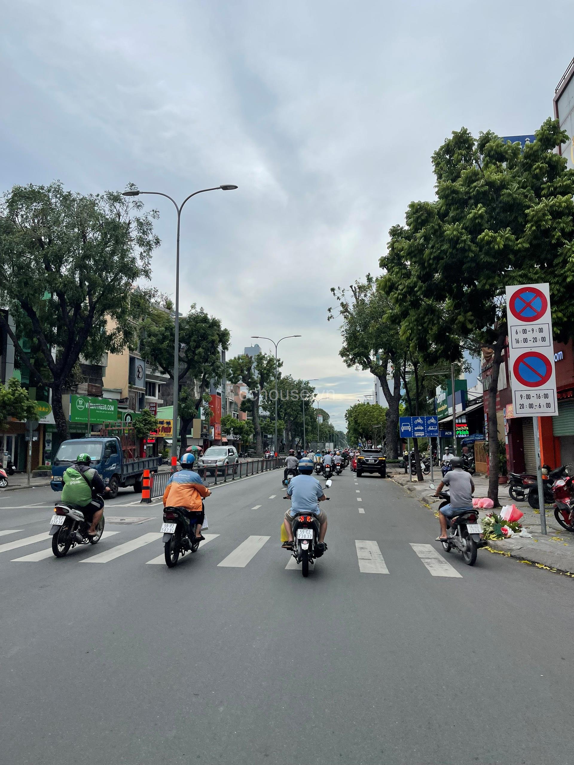 Cho thuê nhà NCMT 3/2, P14, Q10. DT 4.5x29m, 5 tầng (2 cầu thang)
