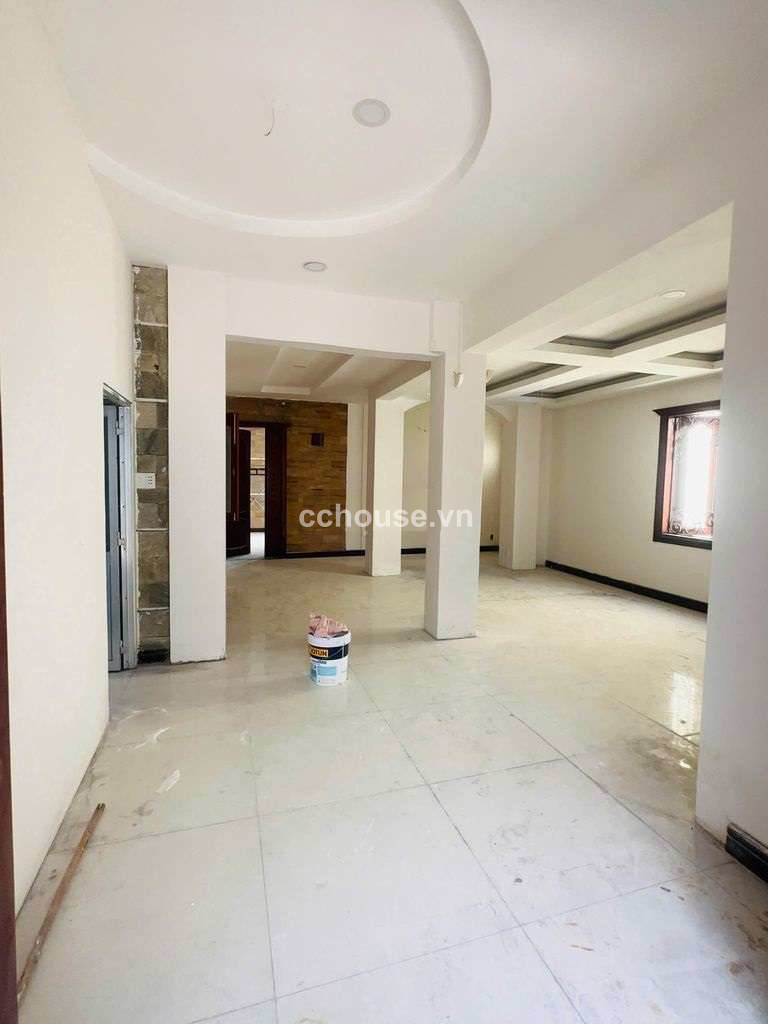 Cho thuê căn góc MT Lạc Long Quân, Tân Bình. DT 10x18m, 3 tầng