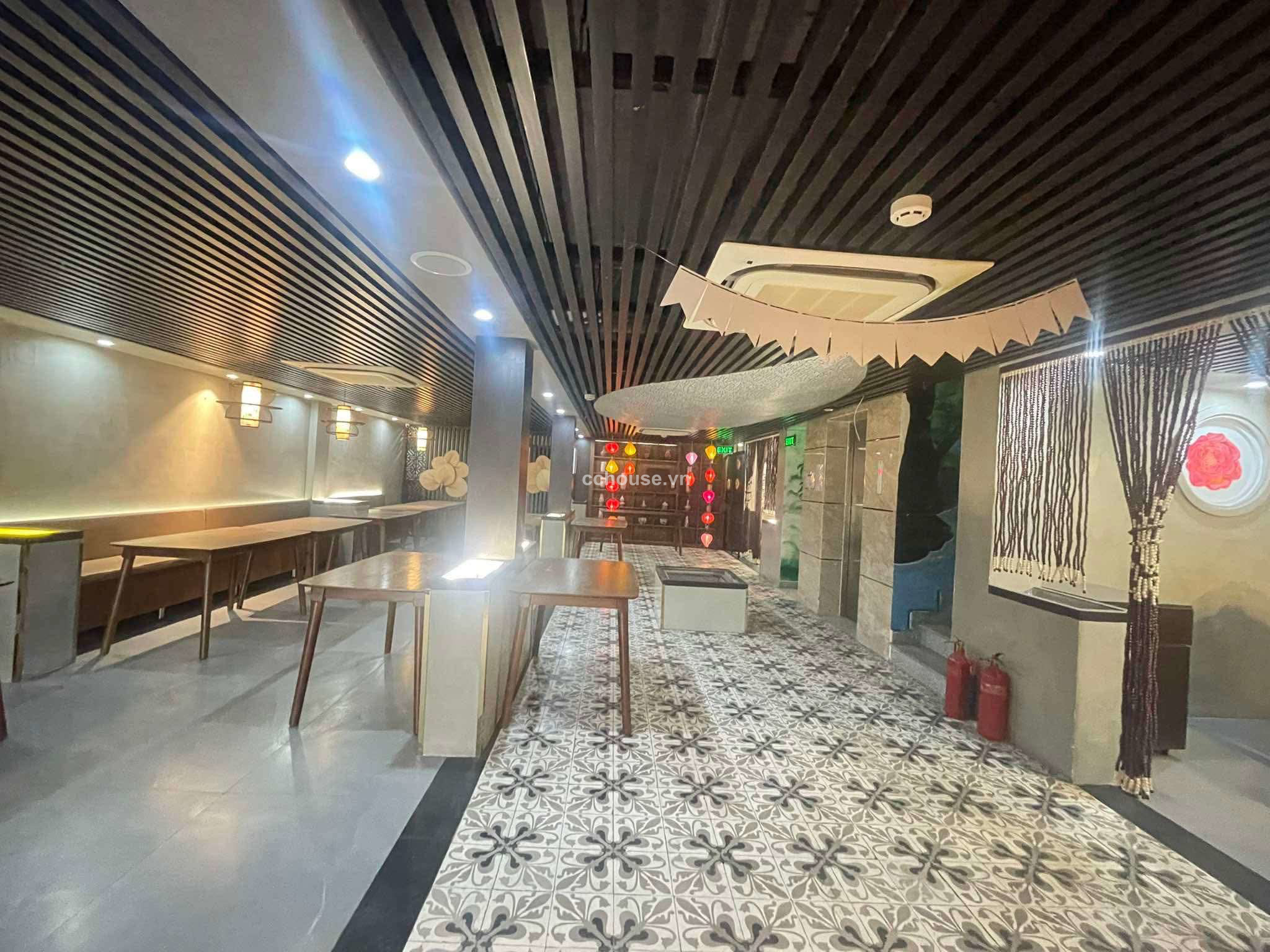 Tòa nhà văn phòng Sư Vạn Hạnh, P12, Q10. DT 10.8x20m, hầm 7 tầng