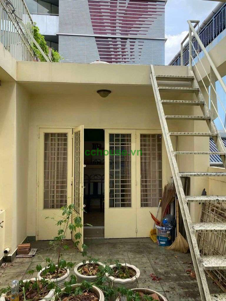 Cho thuê nhà MT Nguyễn Chí Thanh, Q10. DT 3.3x15m, 4 tầng