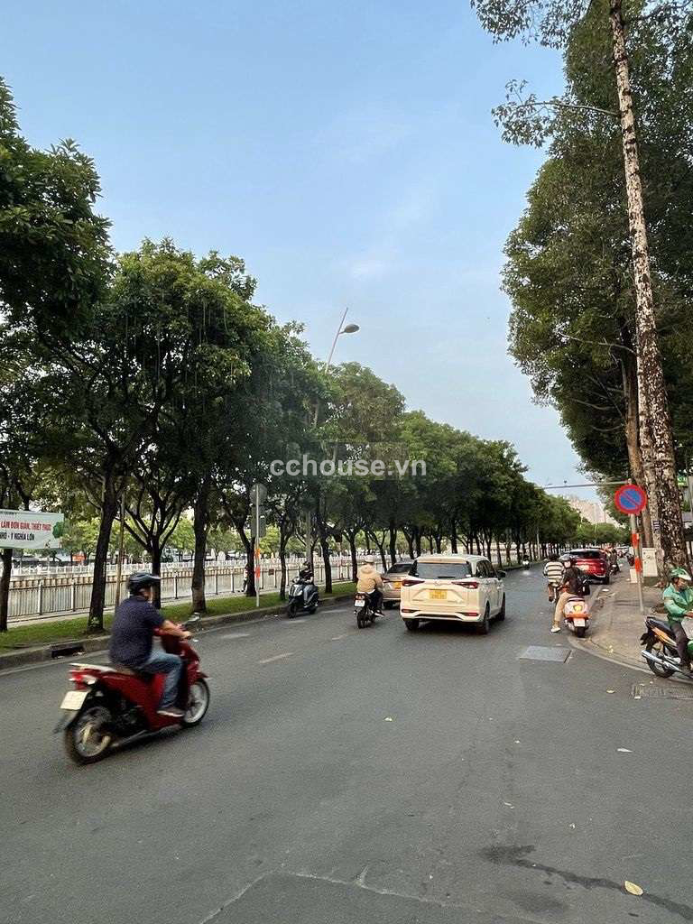 Bán nhà hẻm 54 Nguyễn Bỉnh Khiêm, Quận 1. DT 4x20m, cấp 4