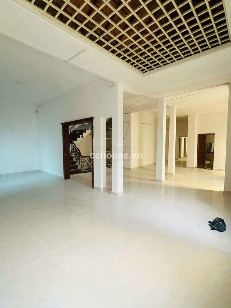 Cho thuê căn góc MT Lạc Long Quân, Tân Bình. DT 10x18m, 3 tầng