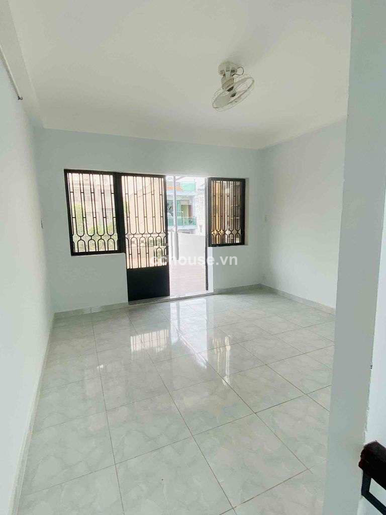 Bán nhà MT đường Lê Niệm, Tân Phú. DT 4.05x19m, 3 tầng