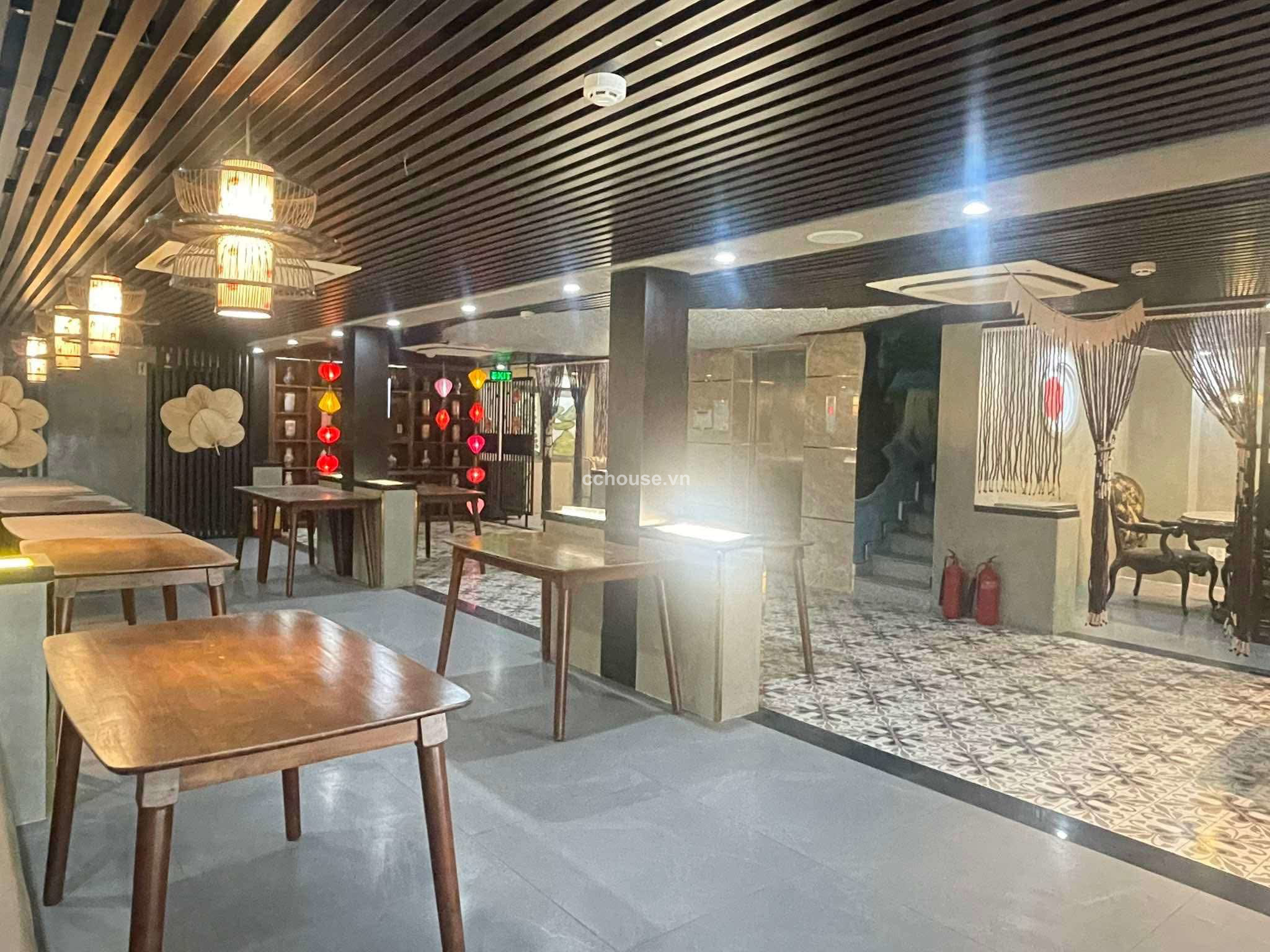 Tòa nhà văn phòng Sư Vạn Hạnh, P12, Q10. DT 10.8x20m, hầm 7 tầng