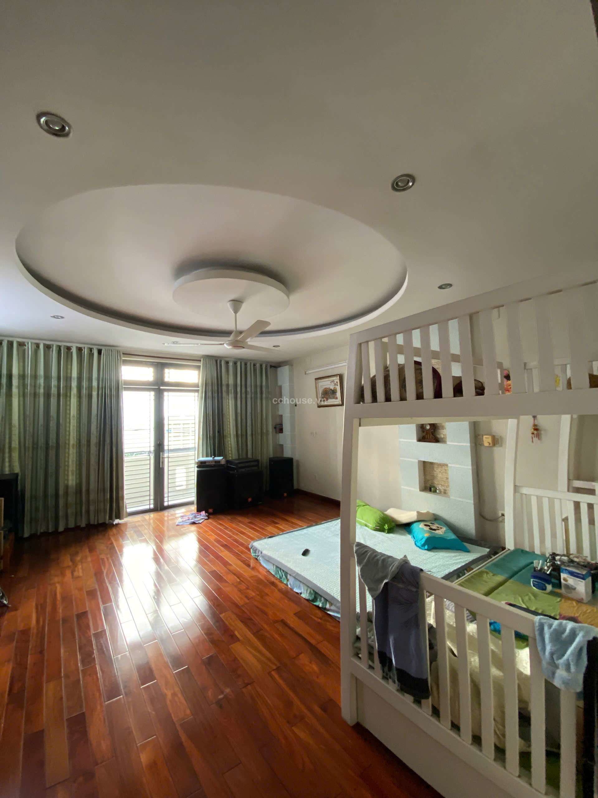 Cho thuê nhà HXT 163 Tô Hiến Thành, P.Hòa Hưng. DT 5.5x18m, 4 tầng