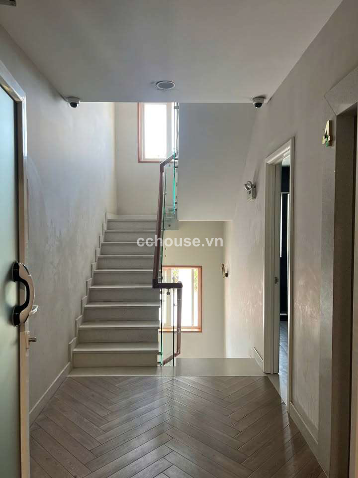 Cho thuê nhà MT Trần Hưng Đạo, P6, Q5. DT 4x20m, 5 tầng ST