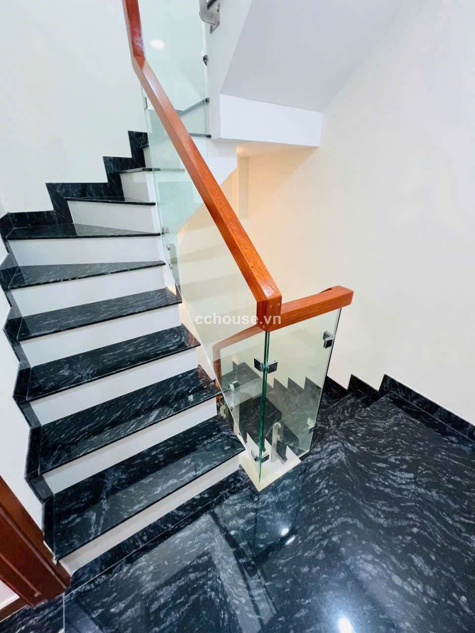 Bán nhà mới xây tặng full nội thất hẻm Nguyễn Đình Chiểu phường 4 Q3
