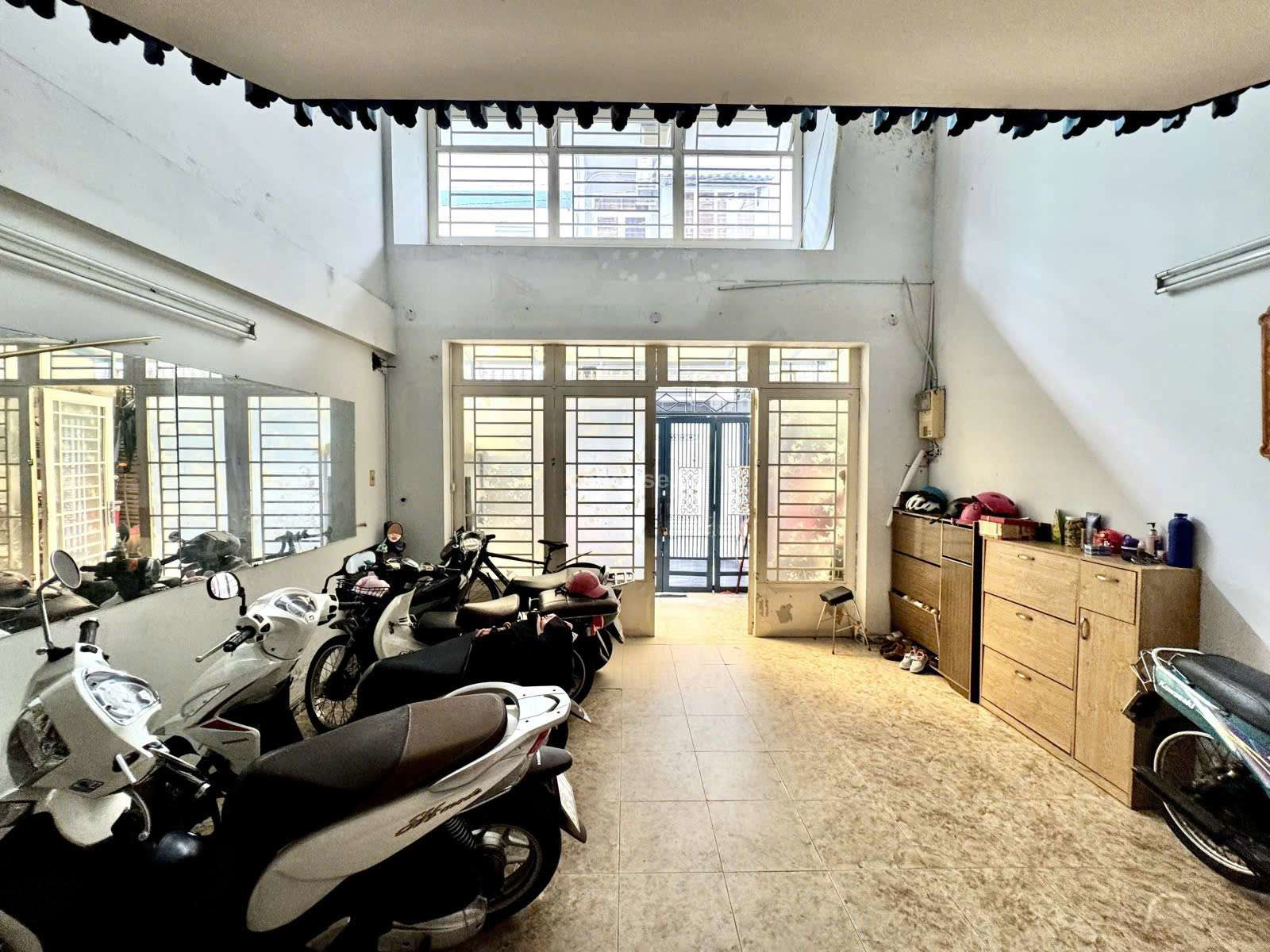 NHÀ HẺM XE HƠI ĐƯỜNG PHẠM VĂN HAI QUẬN TÂN BÌNH, DT: 9.5X13M, KC: 5 TẦNG, GIÁ: 17.9 TỶ
